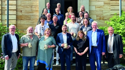 Gruppenfoto vor Haus Wahnfried: Die Geehrten zusammen mit Festspiele-Geschäftsführer Ulrich Jagels (l.), OB Thomas Ebersberger (2.v.r.), Kulturreferentin Eva Christina Bär ( 3.v.r.) und Festspielleiterin Katharina Wagner (letzte Reihe, r.) (Foto: gmu)