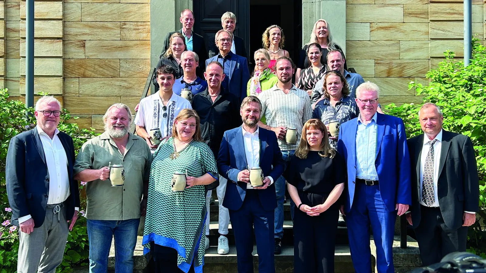 Gruppenfoto vor Haus Wahnfried: Die Geehrten zusammen mit Festspiele-Geschäftsführer Ulrich Jagels (l.), OB Thomas Ebersberger (2.v.r.), Kulturreferentin Eva Christina Bär ( 3.v.r.) und Festspielleiterin Katharina Wagner (letzte Reihe, r.) (Foto: gmu)