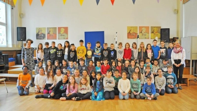 Erfolgreiche „Seepferdchenhelden“ der Luitpoldschule mit Rektorin Daniela Dietel (l.) und Isabell Belka (r.) Foto: Munzert (Foto: inBayreuth.de)