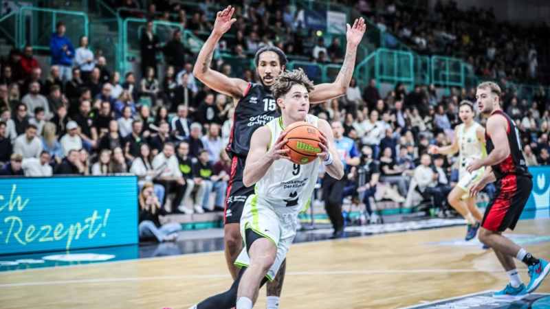 Noah Wabersich (am Ball, hier in einer Spielszene während der vergangenen Saison) wird auch in der kommenden Spielzeit für Medikamente per Klick Bayreuth spielen. (Foto: Thorsten Ochs/ochsenfoto.de)