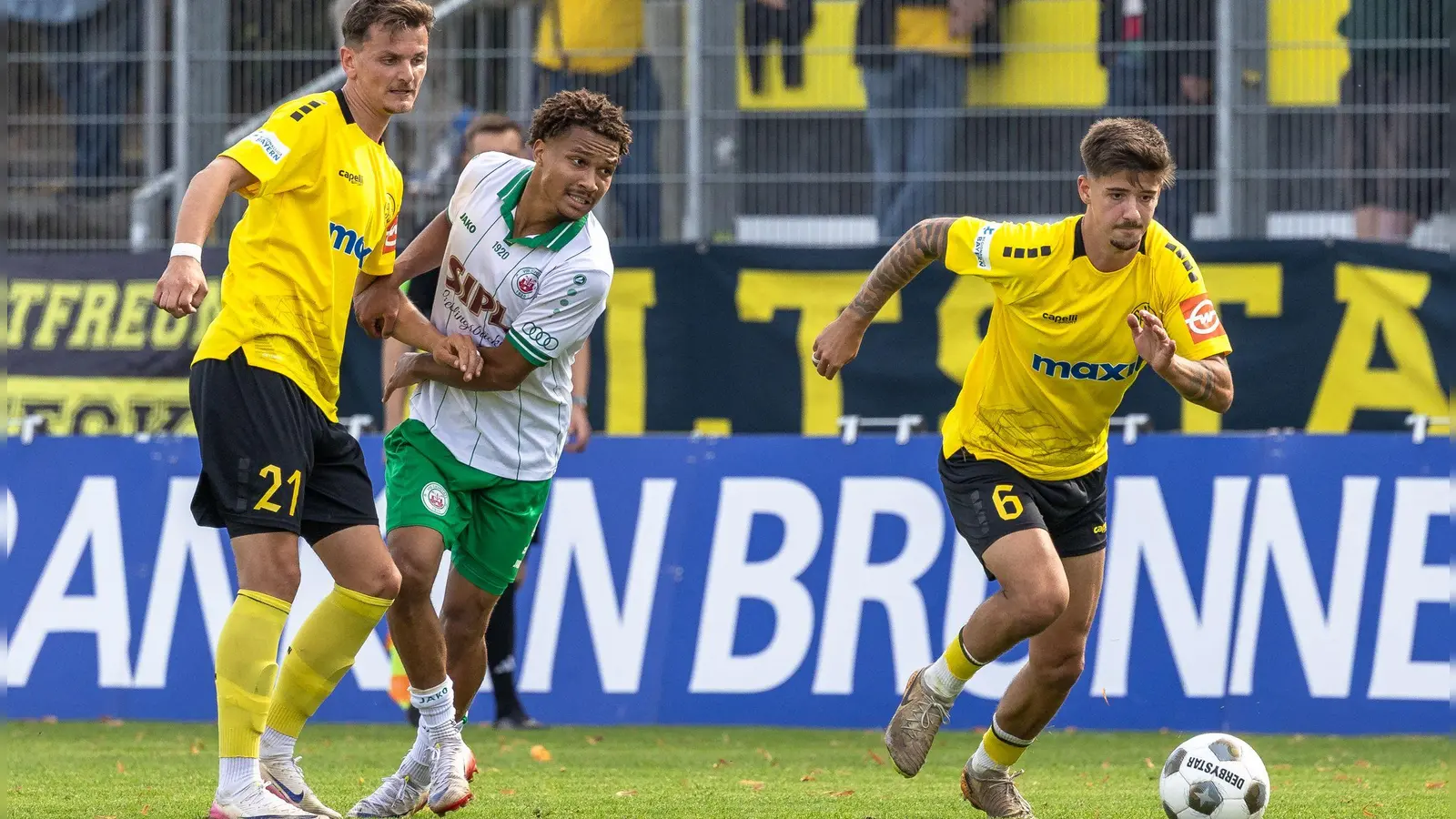 Tobias Weber (links, hier im Spiel gegen den VfB Eichstätt) verlässt die SpVgg Bayreuth nach zehn Jahren im Verein. (Foto: Dirk Ellmer)
