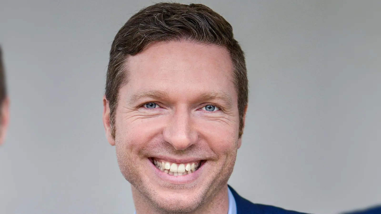 Florian Wiedemann wurde im ersten Wahlgang als Bayreuther Landrat im Amt bestätigt. (Foto: red)