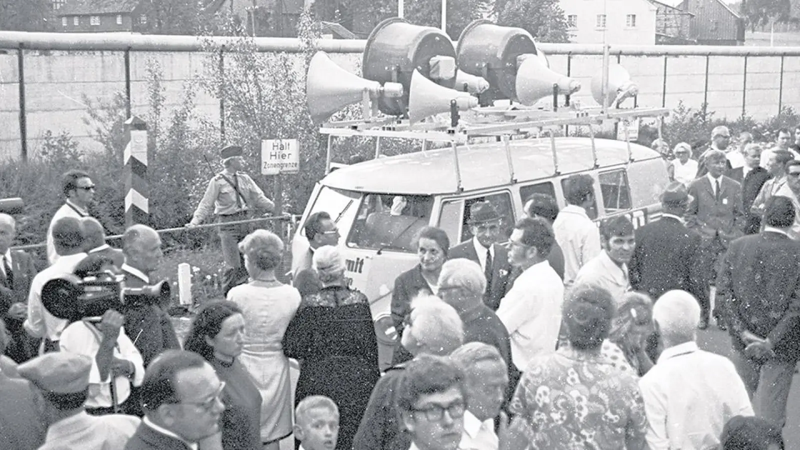 Das geteilte Dorf Mödlareuth galt jahrzehntelang als Symbol der Deutschen Teilung. Das obere Bild zeigt eine politische Kundgebung 1970. Auf dem unteren Bild hatten sich 1966 Kühe in den Grenzabsperrungen verlaufen. (Foto: Volke)