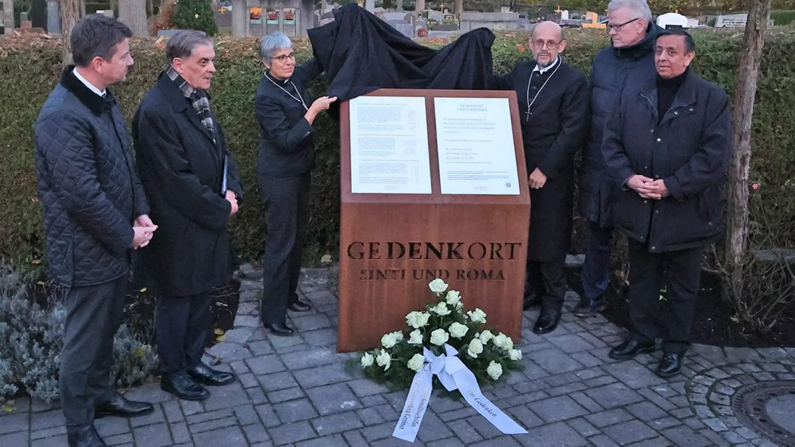 Antiziganismus brechen: Regionalbischöfin Greiner und Dekan Hacker (beide Bildmitte) enthüllen den Gedenkort. (Foto: Wolfgang Hegel)