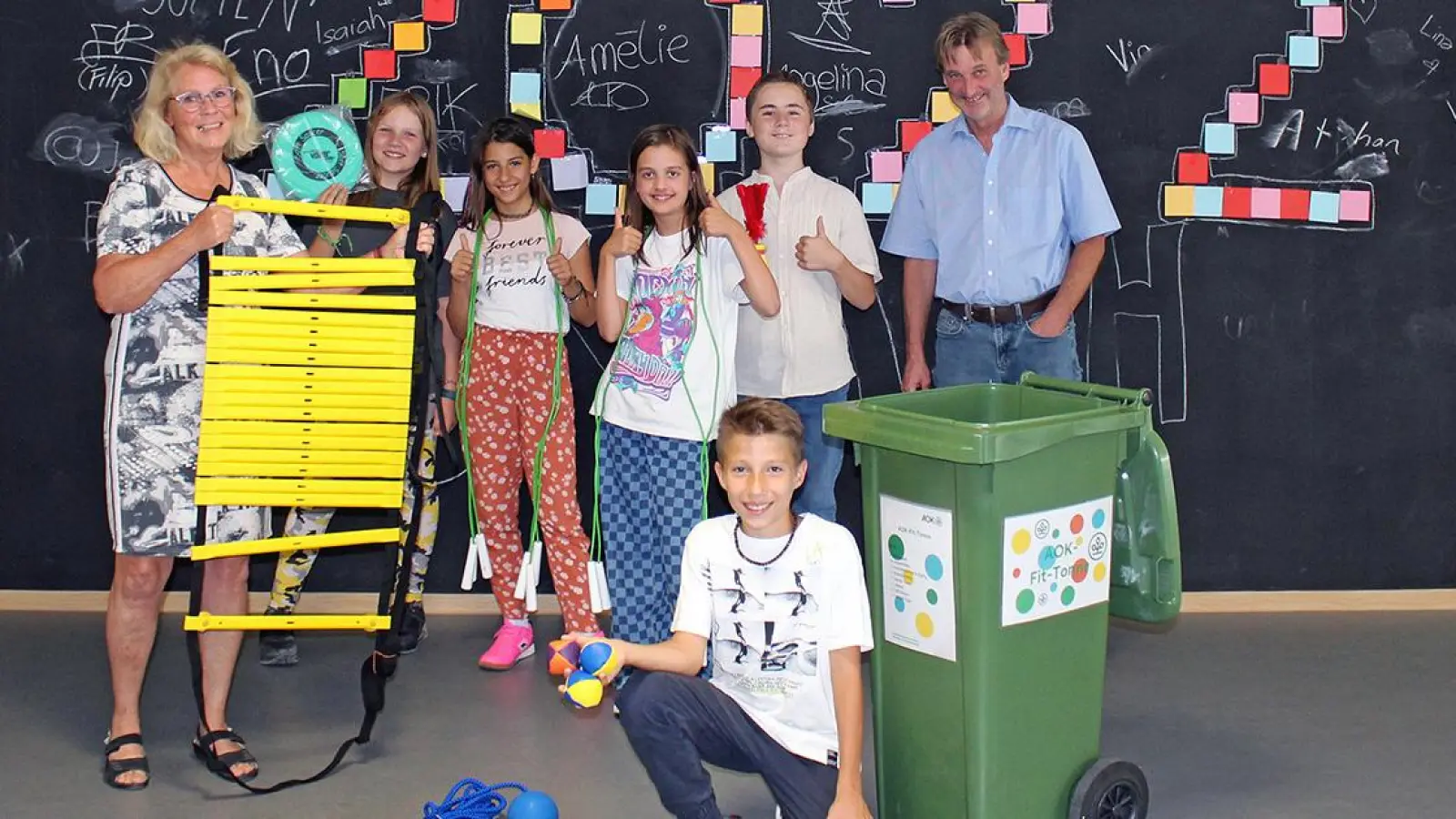 Freude an der Albert-Schweitzer-Mittelschule: Die AOK-Fit-Tonne bringt mit Sport- und Spielgeräten Bewegung in den Pausenhof. (Foto: inBayreuth.de)