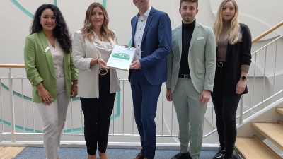 Nazmiye Önal (AOK/Teamleitung Veranstaltungsmanagement), Melanie Heinlein-Lodes (Direktorin AOK Bayreuth-Kulmbach), Landrat Florian Wiedemann, Jonas Hofmann (AOK/Direktionsassistenz), Katrin Kürzdörfer (Gesundheitsregion PLUS Bayreuth) (Foto: Landratsamt Bayreuth)