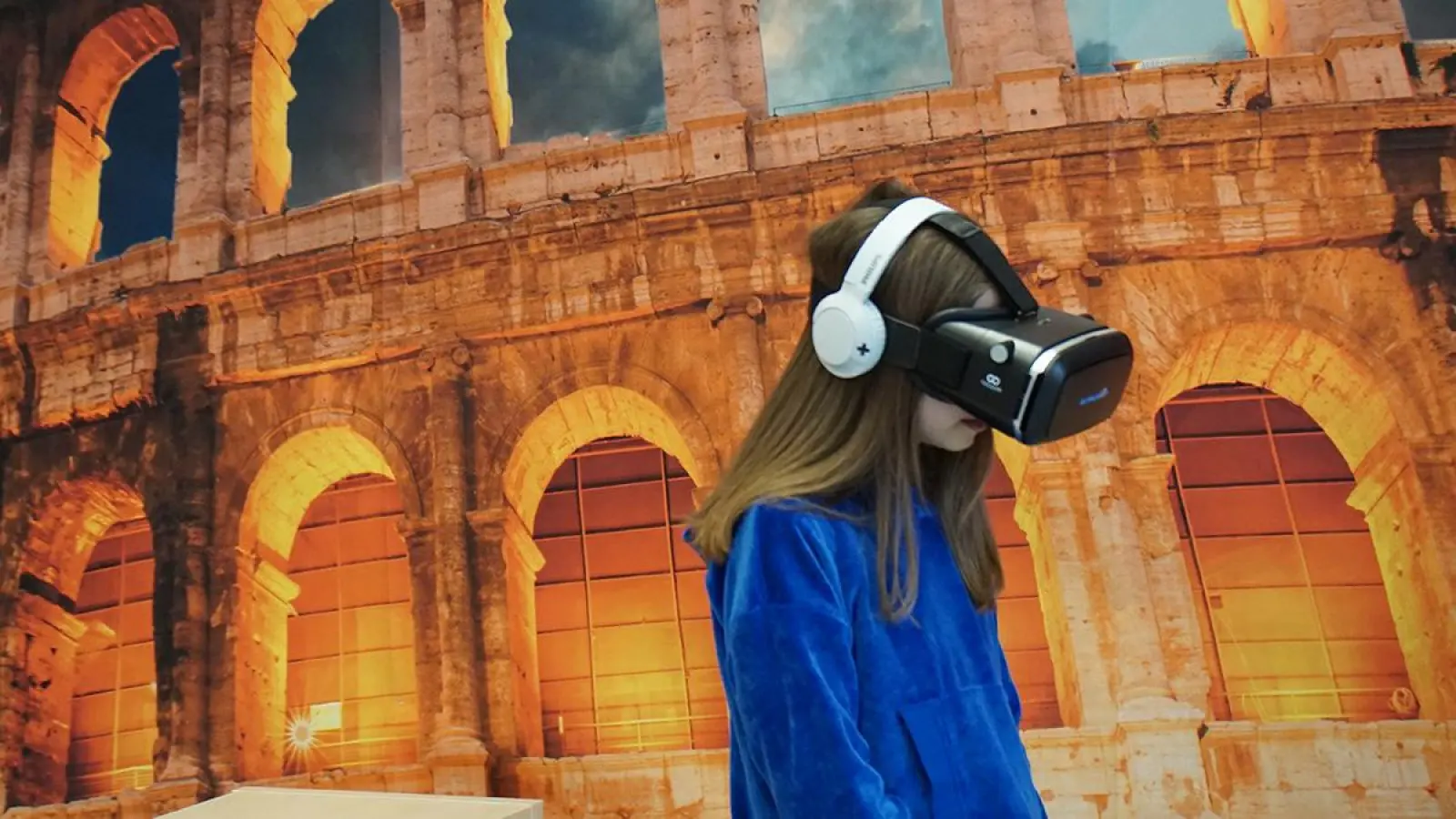 Mädchen mit AR-Brille beim vergangenen Römertag am GCE (Foto: red)