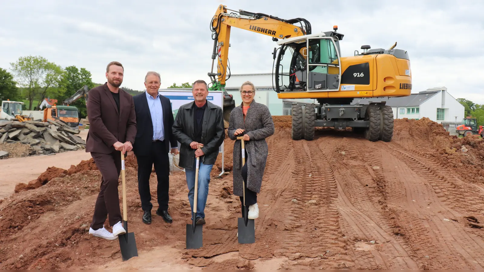 Die Bagger rollen für die Baufeldvorbereitung für den Neubau der forensischen Psychiatrie am nördlichen Rand des Krankenhausgeländes. Mit dem Spaten unterstützen v.li. Standortleiter Sebastian Ditschek, Bezirkstagspräsident Henry Schramm, Chefarzt Volkmar Blendl und die Vorständin der Gesundheitseinrichtungen des Bezirks Oberfranken, Eva Gill. (Foto: Sabine Heid)