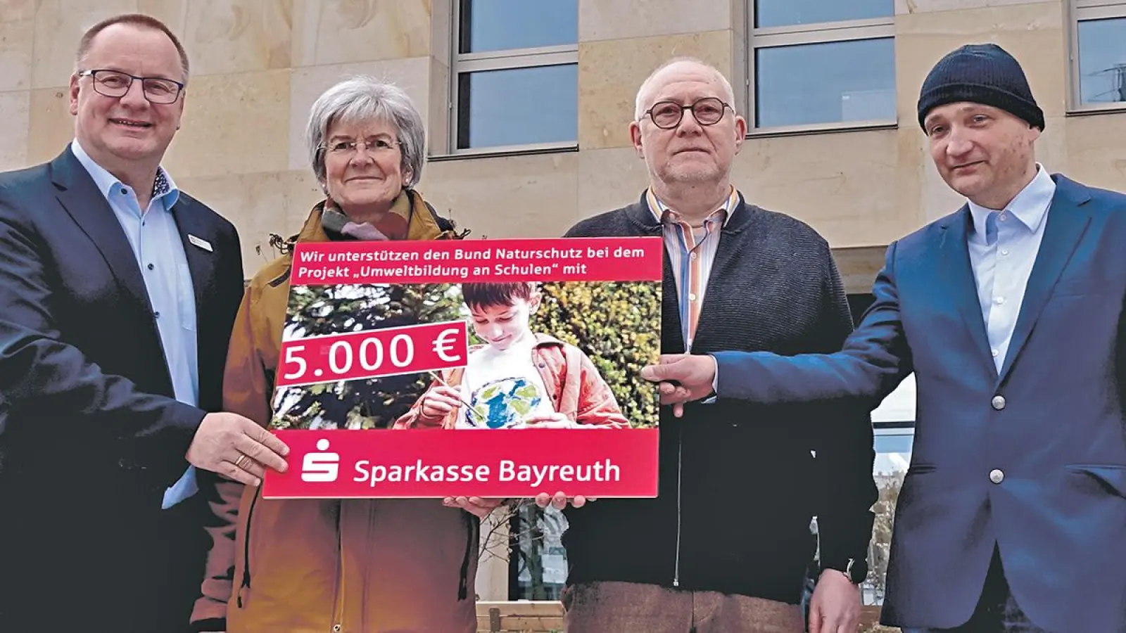 V.l.: Sparkassendirektor Wolfram Münch, Umweltpädagogin Silke Geukes vom Bund Naturschutz, Dr. Johannes Lüers und Volkmar Klatt. (Foto: red)