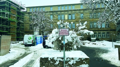 Der Bürgerentscheid von 2016 verhinderte – gegen fachliche Empfehlungen – den Neubau der Graserschule am Nordring. Auf politischen Druck wurde statt dessen die Sanierung des Altbaus, für einen modernen Schulbetrieb nur bedingt geeignet, beschlossen. Die Folgen: jahrelange Verzögerungen, explodierende Kosten und ein belastender Umbau im laufenden Betrieb – ein Ende weiterhin nicht in Sicht. 	 (Foto: gmu)