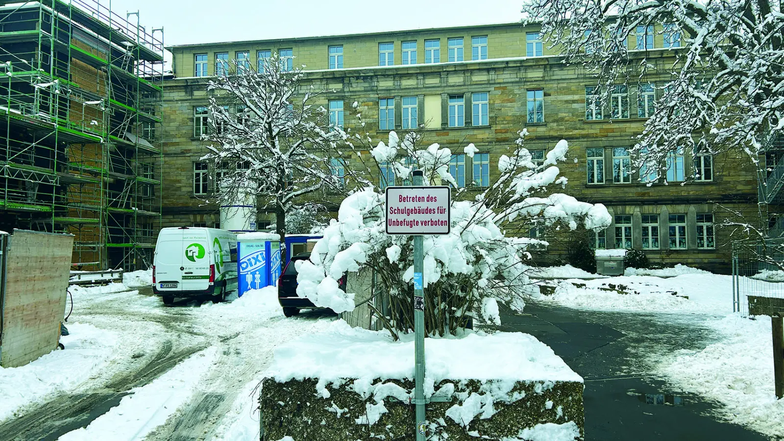 Der Bürgerentscheid von 2016 verhinderte – gegen fachliche Empfehlungen – den Neubau der Graserschule am Nordring. Auf politischen Druck wurde statt dessen die Sanierung des Altbaus, für einen modernen Schulbetrieb nur bedingt geeignet, beschlossen. Die Folgen: jahrelange Verzögerungen, explodierende Kosten und ein belastender Umbau im laufenden Betrieb – ein Ende weiterhin nicht in Sicht. 	 (Foto: gmu)