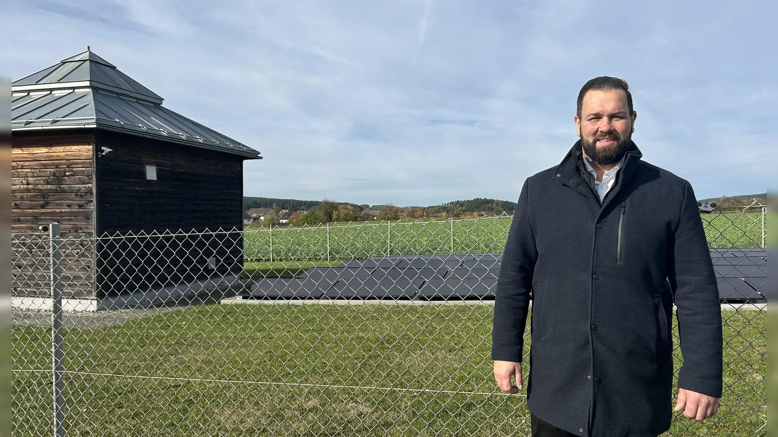 Bürgermeister Christian Brunner vor der neuen PV-Anlage.  (Foto: jm)