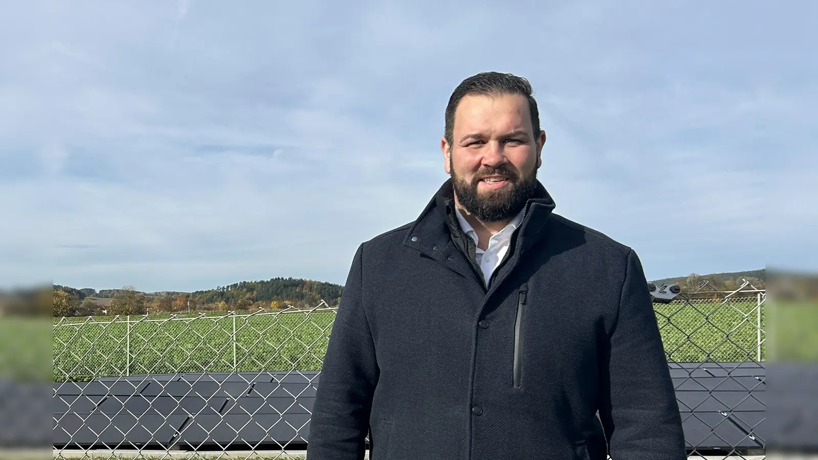 Bürgermeister Christian Brunner vor der neuen PV-Anlage.  (Foto: jm)
