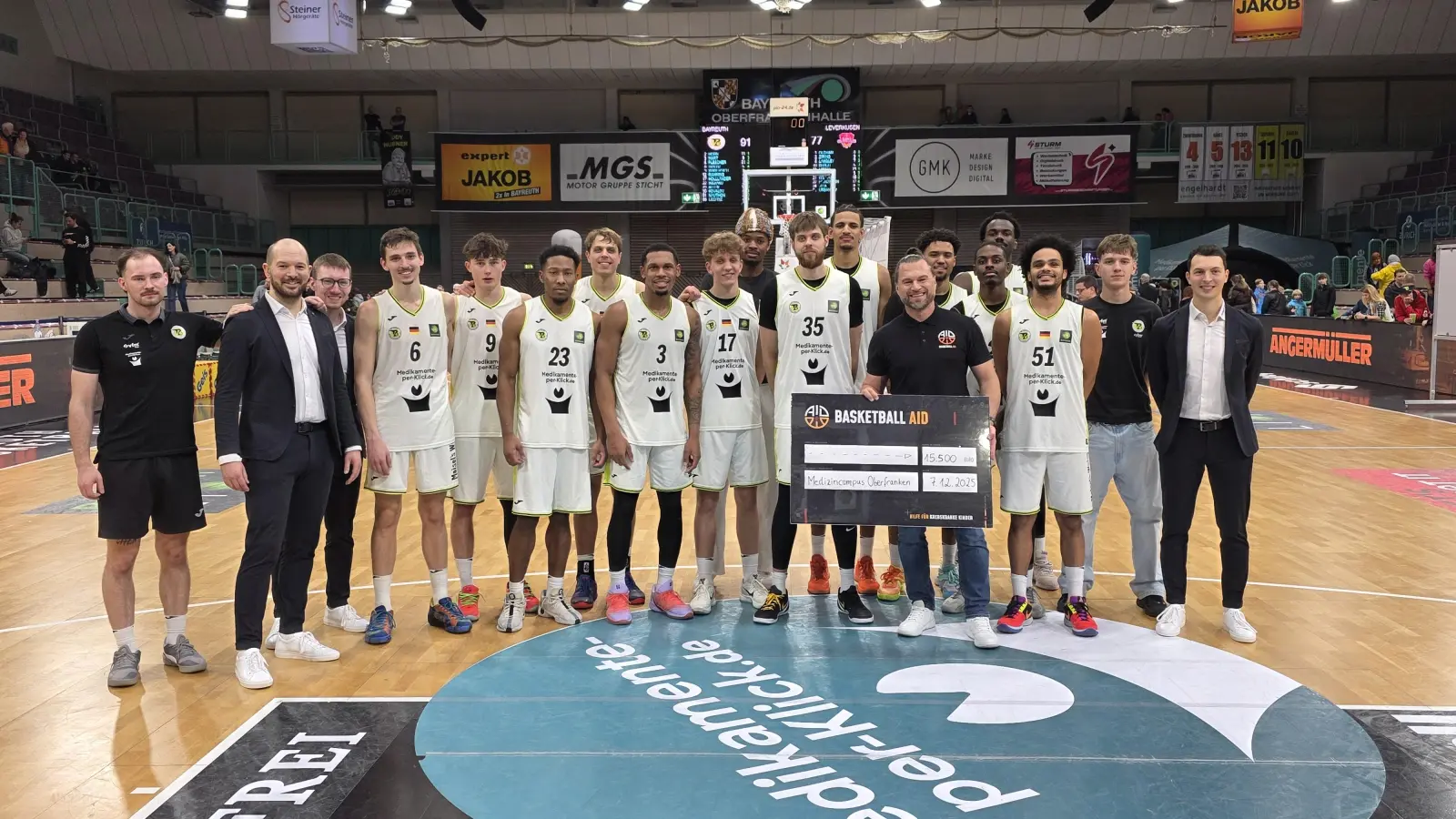 Das Team des BBC Bayreuth sorgte mit seinen 91 Punkten gegen Leverkusen für eine Spende von 15.500 Euro, die an Sebastian Pichlmayer, Leiter Fundraising bei BASKETBALL AID (siebter von rechts) überreicht wurde.  (Foto: BBC Bayreuth/Carlo Steiner)