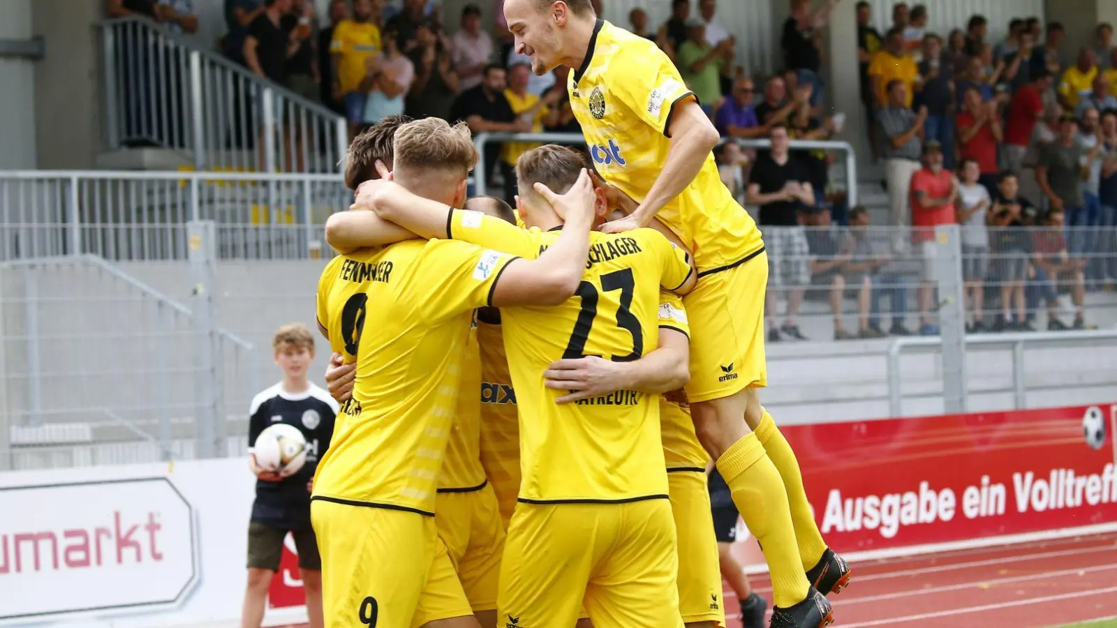 Gleich siebenmal durften die Bayreuther jubeln.   SpVgg Bayreuth gegen FV Illertissen   SpVgg Bayreuth Spieler Jubelk zum 1:0   Fotograf Peter Kolb (Foto: Foto: Peter Kolb)