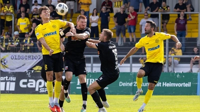 Hart umkämpft wie das Spiel in der Hinrunde am 16. August 2025 (Bild) wird sicher auch die Partie am Samstag, 28. März, um 14 Uhr zwischen der SpVgg Hankofen-Hailing und der SpVgg Bayreuth sein.  (Foto: Archiv/Dirk Ellmer)