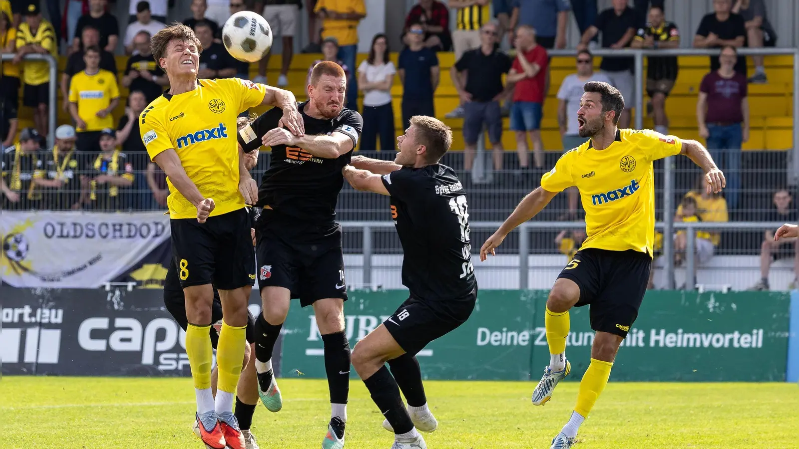 Hart umkämpft wie das Spiel in der Hinrunde am 16. August 2025 (Bild) wird sicher auch die Partie am Samstag, 28. März, um 14 Uhr zwischen der SpVgg Hankofen-Hailing und der SpVgg Bayreuth sein.  (Foto: Archiv/Dirk Ellmer)