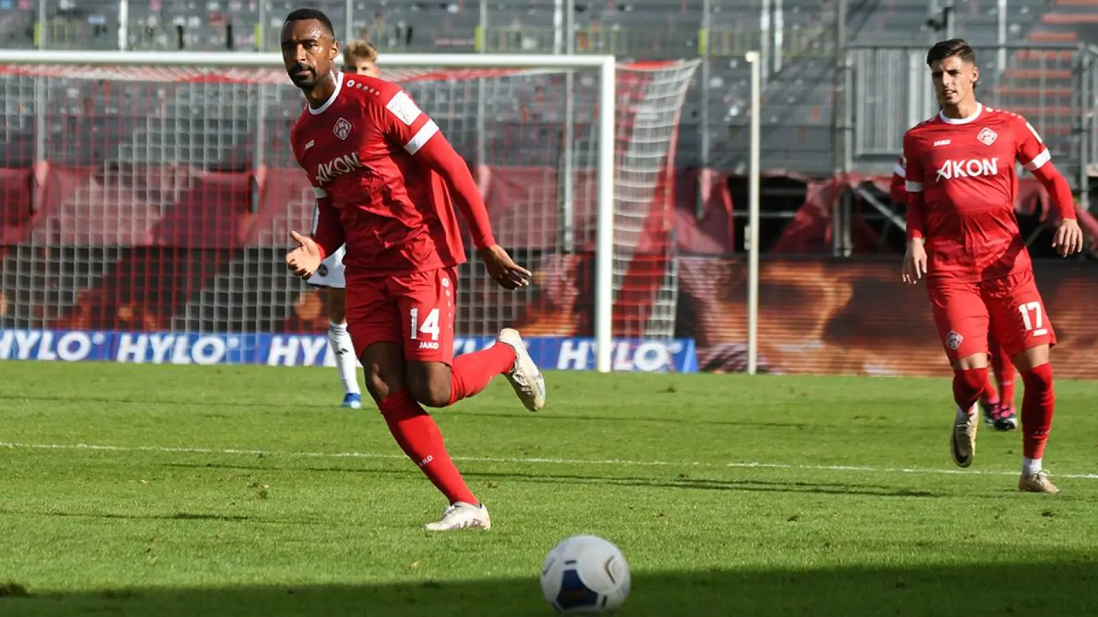 Stützen im Team der Würzburger Kickers: Die Offensivspieler Saliou Sané (Nr. 14) und Ivan Franjic (Nr. 17) (Foto: FC Würzburger Kickers/Jakob Zugelder)