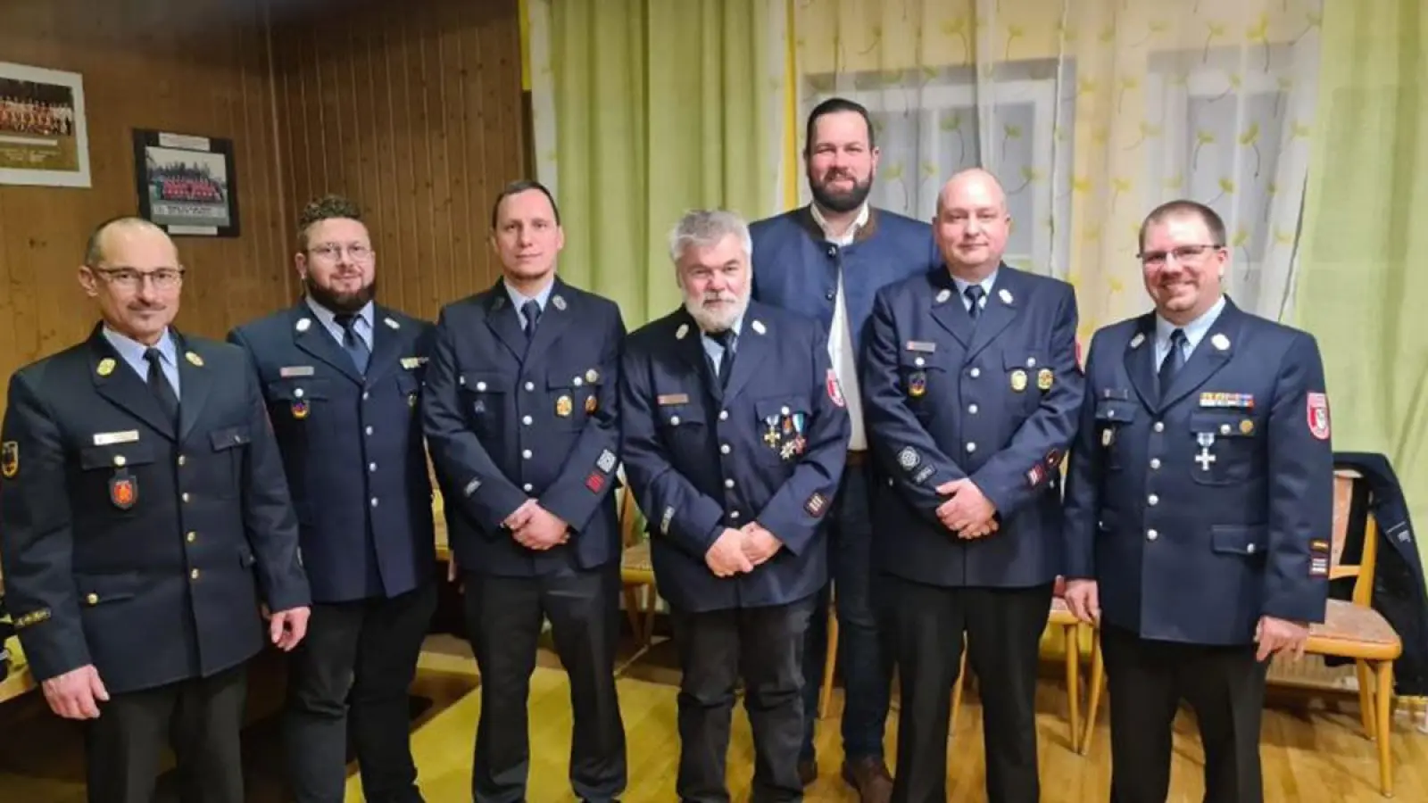 Von links: Kreisbrandmeister Jürgen Wunderlich, 2. Kommandant Andreas Weingut, neuer 2. Vorsitzender Timo Wagner, der bisherige 1. Vorsitzende Klaus-Dieter Jaunich, Bürgermeister Christian Brunner, neuer 1. Vorsitzender Manuel Friedmann und 1. Kommandant Marco Neugebauer (Foto: Redaktion Bindlach)