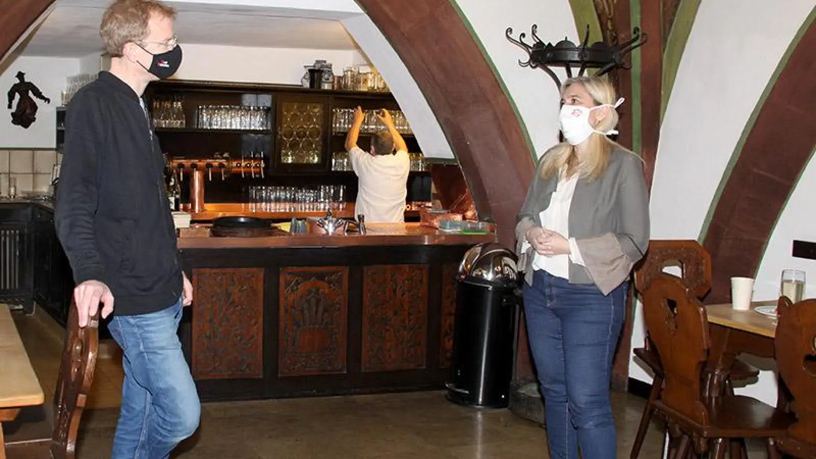 Das Bild zeigt die Ministerin Melanie Huml bei ihrem Besuch der Bamberger Traditionsgaststätte „Schlenkerla“, wo sie sich ein Bild über die getroffenen Maßnahmen vor Ort machte und von Geschäftsführer Matthias Trum über deren Anwendung informieren ließ. (Foto: red)