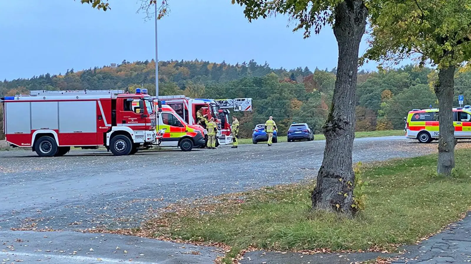 Einsatzkräfte auf dem Parkplatz an der Bürgerreuth neben der Realschule I. (Foto: Lenkeit)