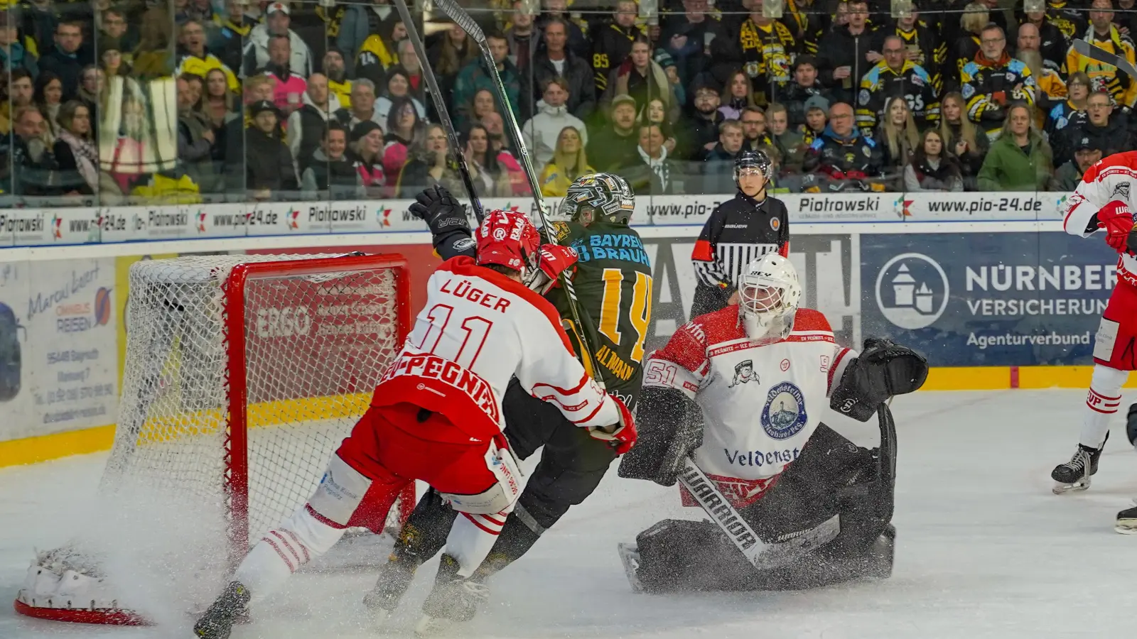 Hart umkämpft war das Auftaktspiel in der Landesliga zwischen dem EHC Bayreuth und dem EV Pegnitz Ica Dogs. (Foto: sd)