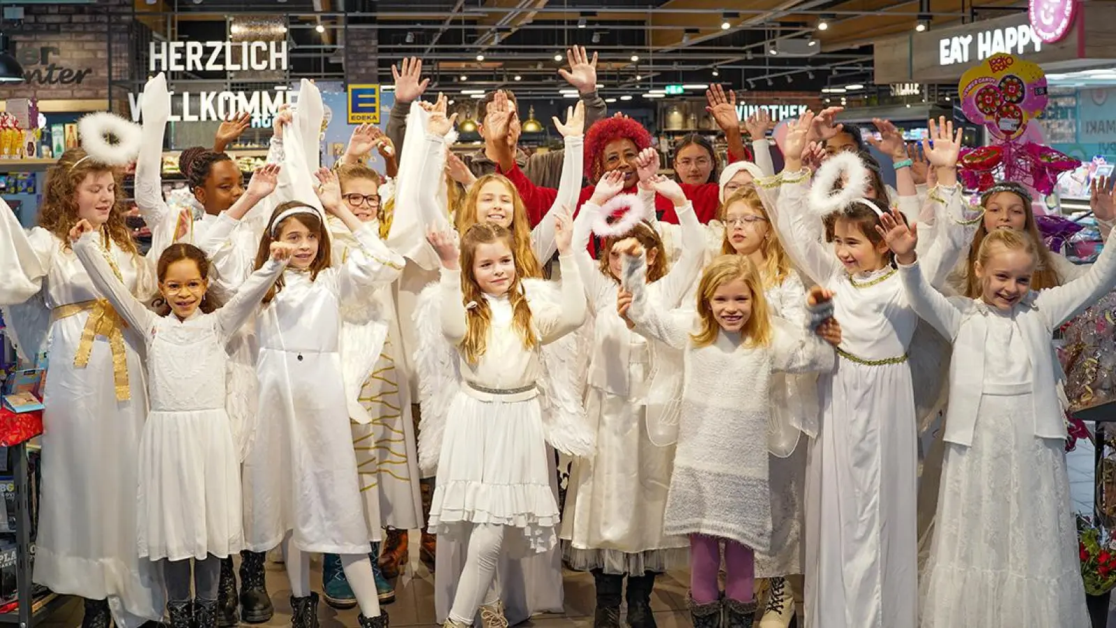 Sternstunden e. V. in Bayreuth: Am Samstag (10. Dezember 2022) sammeln 18 Mädchen in zwei Edeka Schneidermärkten als Engel verkleidet für notleidende Kinder. (Foto: Dörfler)