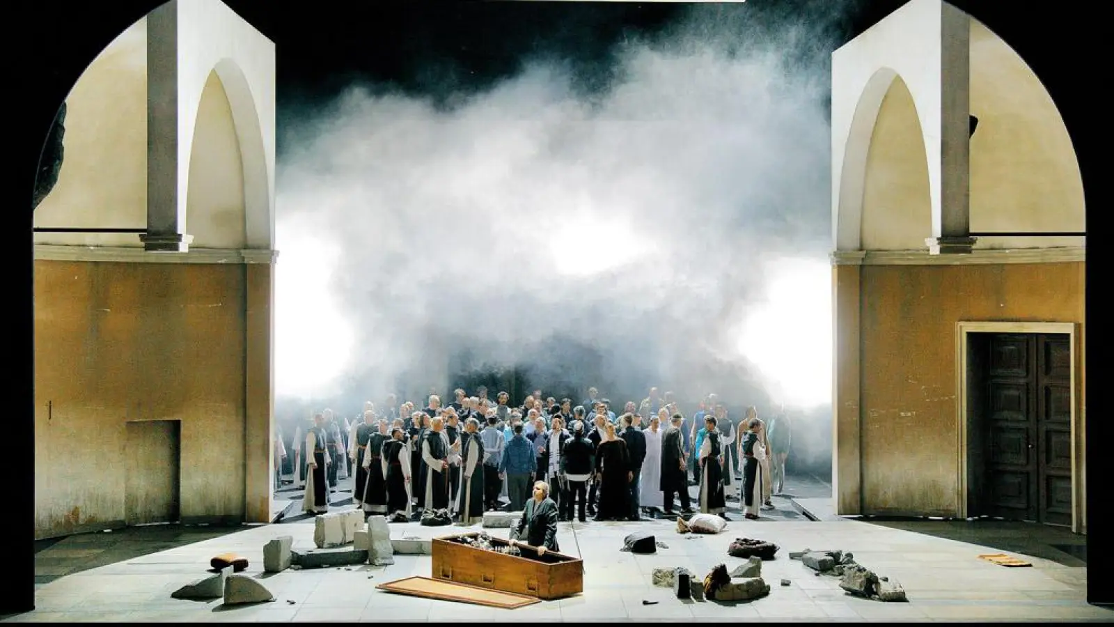 Problem im Sarg begraben und ein Stein darauf. Andreas Schager und der Festspielchor. 		Fotos: Bayreuther Festspiele/Enrico Nawrath (Foto: inBayreuth.de)