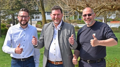 von links: Benjamin Beyer (Bäderleiter Stadtwerke Bayreuth), Jörg Haller (Bistro-Pächter), Uwe Kasel (Leiter Kreuzsteinbad) (Foto: Stadtwerke Bayreuth.)