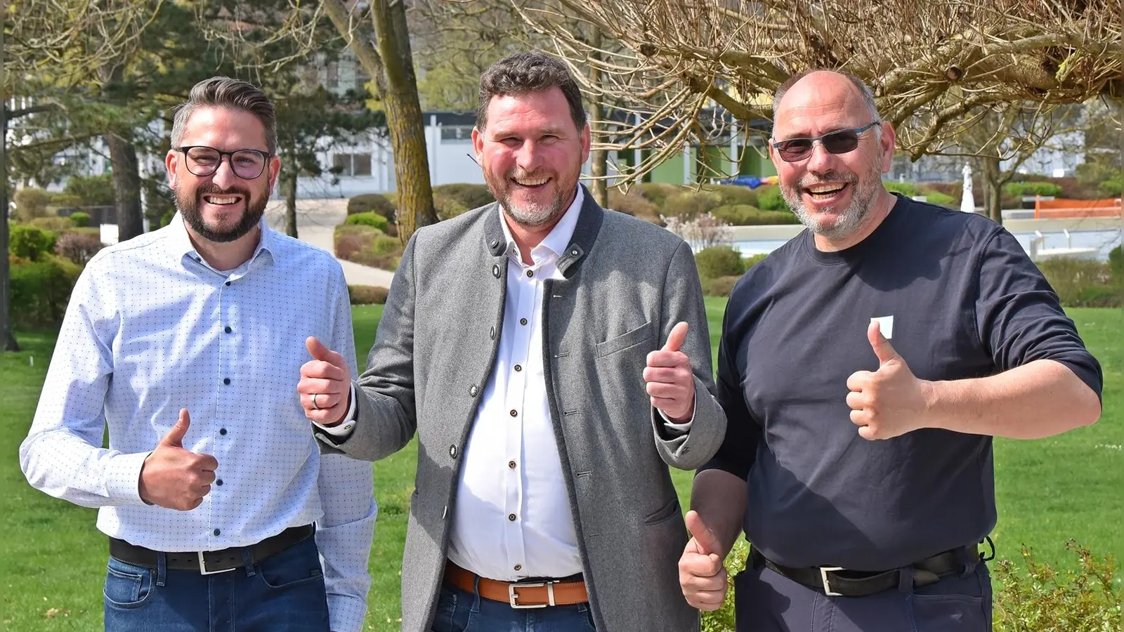 von links: Benjamin Beyer (Bäderleiter Stadtwerke Bayreuth), Jörg Haller (Bistro-Pächter), Uwe Kasel (Leiter Kreuzsteinbad) (Foto: Stadtwerke Bayreuth.)