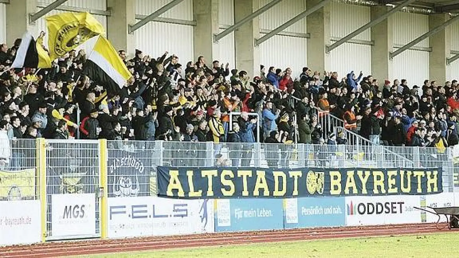 olle Stimmung herrschte vergangenen Sonntag auf der neuen Stehtribüne, Foto: K.-P. Volke (Foto: inBayreuth.de)