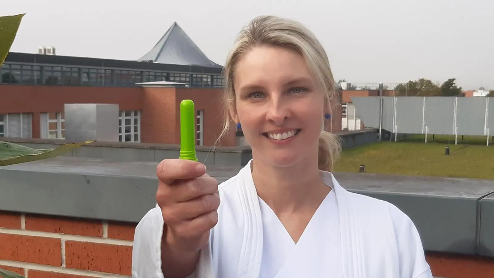 Riech-Sticks gegen die Angst vor der Operation: Jasmin Heinz vom Zentrum für Integrative Medizin der Klinikum Bayreuth GmbH hat gute Erfahrungen damit gemacht.  (Foto: Klinikum Bayreuth GmbH)