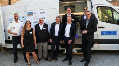 Gruppenbild vor dem mobilen Forensik-Labor (von links): Polizeivizepräsident Ulrich Rothdauscher, Katrin Kneidinger vom Polizeipräsidium, Rico Seyd von der IHK zu Coburg, HWK-Geschäftsführer Rainer Beck, der Geschäftsführer der IHK zu Coburg, Siegmar Schnabel, Holger Bär von der HWK, IHK-Hauptgeschäftsführer Wolfram Brehm sowie Ralph Buus von der IHK. (Foto: IHK für Oberfranken Bayreuth)