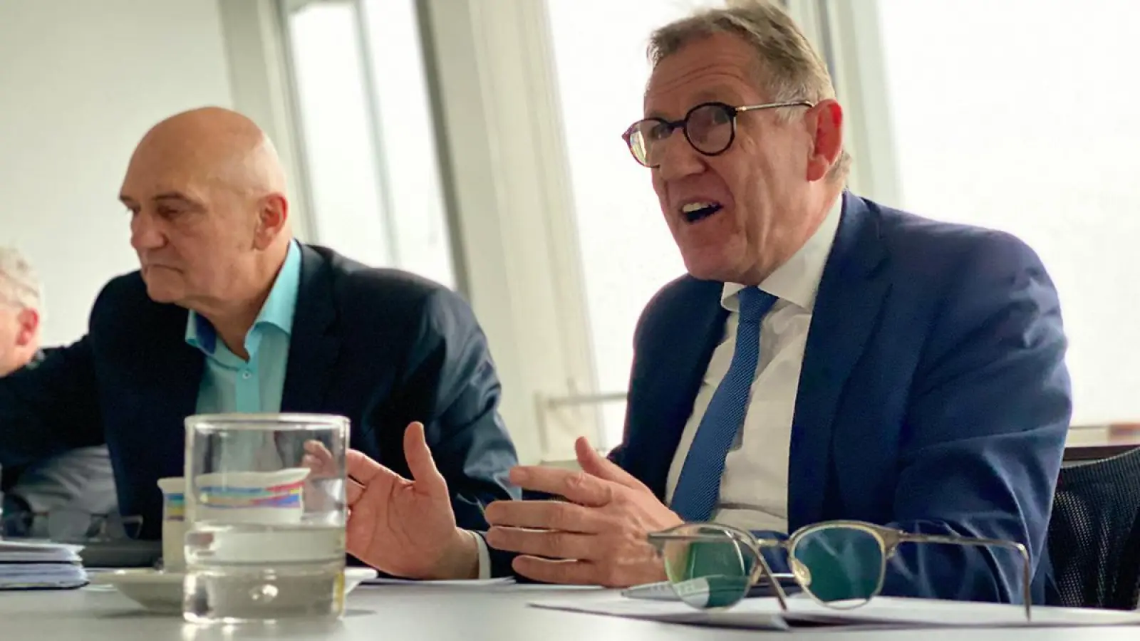 Agentur für Arbeit Bayreuth-Hof: In Bayern spitze beim Service für Arbeitgeber. Von links: Klaus Seebach, Geschäftsführer operativ und Sebastian Peine, Vorsitzender der Geschäftsführung. (Foto: Jürgen Lenkeit)