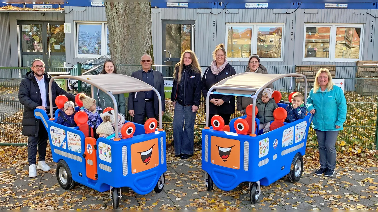 Im Bild (v.l.n.r.): Marcel Knie (Regionalleiter Kundenservice Süd der VR Bank Bayreuth-Hof), Maria Merkel (BRK-Kindernest), Peter Herzing (Vorsitzender BRK-Kreisverband Bayreuth), Susanne Bühner (Abteilungsleiterin Wohlfahrt &amp; Soziales BRK-Kreisverband Bayreuth), Stefanie Ermer (Fachbereichsleiterin BRK-Kitas Bayreuth), Hediye Döner (BRK-Kinderhaus) und Nicole Meisner (BRK-Kindernest). (Foto: Tobias Schif / BRK-Bayreuth)
