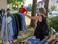 Beim Birken-Flohmarkt schlenderten zahlreiche Besucher zwischen den liebevoll aufgebauten Ständen und stöberten nach neuen Schätzen.  (Foto: sd)