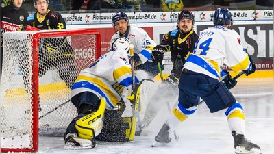 Hart umkämpft wie hier auf unserem Bild die Partie im Bayreuther Tigerkäfig am 26. Dezember vergangenen Jahres war auch das heutige Auswärtsspiel der onesto Tigers bei den Stuttgart Rebels. (Foto: Archiv/Dirk Ellmer)
