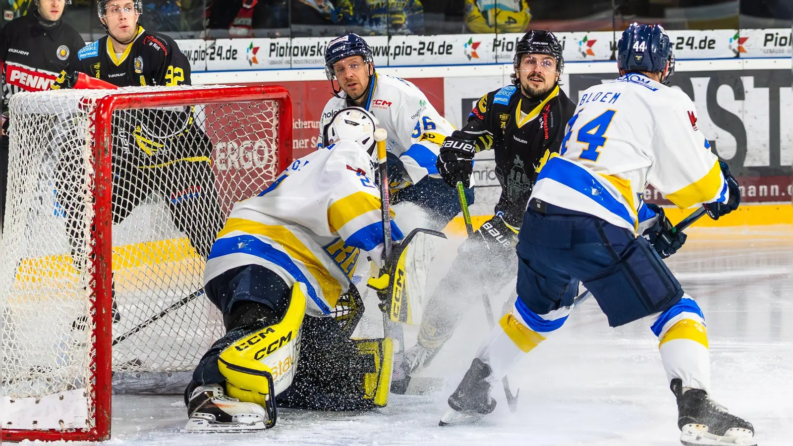 Hart umkämpft wie hier auf unserem Bild die Partie im Bayreuther Tigerkäfig am 26. Dezember vergangenen Jahres war auch das heutige Auswärtsspiel der onesto Tigers bei den Stuttgart Rebels. (Foto: Archiv/Dirk Ellmer)