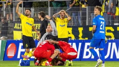 Entsetzen und Schock herrschte bei Spielern, Trainern und Fans nach der Verletzung von Felix Heim am vergangenen Freitag in der Partie gegen den TSV Buchbach (Bild) (Foto: Dirk Ellmer)