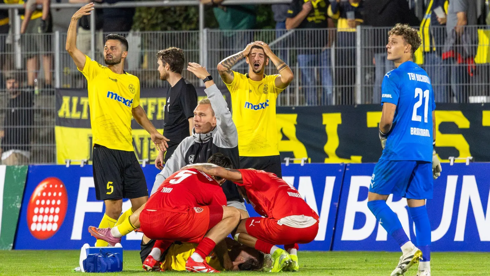 Entsetzen und Schock herrschte bei Spielern, Trainern und Fans nach der Verletzung von Felix Heim am vergangenen Freitag in der Partie gegen den TSV Buchbach (Bild) (Foto: Dirk Ellmer)