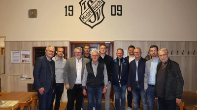 v.l.: Thomas Unger (BV), Marcel Pröhl (BSA), Marc Benker (KSO), Jens Bastobbe (GSA), Erwin Lindner (scheidender Kassier), Franz Macht (GLW), Manfred Schröder, Lukas Höhn (GSA), Martin Pröhl, Stefan Linß (GSO) und Alfred Zeilner (Ehrenobmann) (Foto: Schiedsrichtergruppe Bayreuth)