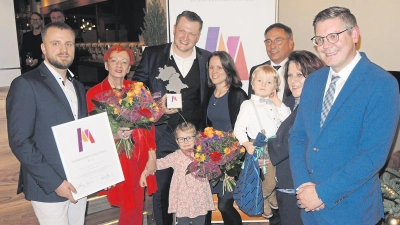 V.l.: Laudator und Vorstandsmitglied Bundesverband Digitale Sicherheit Tobias Kühnert, Irene Markgraf, Preisträger Peter Wilfahrt mit seiner Familie, Stiftungsrat Liborius Gräßmann, Stiftungsvorstand Gabriele Hohenner und Vorstandsvorsitzender Florian Prosch.  (Foto: Wolfgang Munzert)
