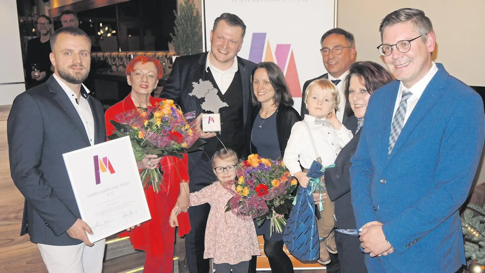 V.l.: Laudator und Vorstandsmitglied Bundesverband Digitale Sicherheit Tobias Kühnert, Irene Markgraf, Preisträger Peter Wilfahrt mit seiner Familie, Stiftungsrat Liborius Gräßmann, Stiftungsvorstand Gabriele Hohenner und Vorstandsvorsitzender Florian Prosch.  (Foto: Wolfgang Munzert)