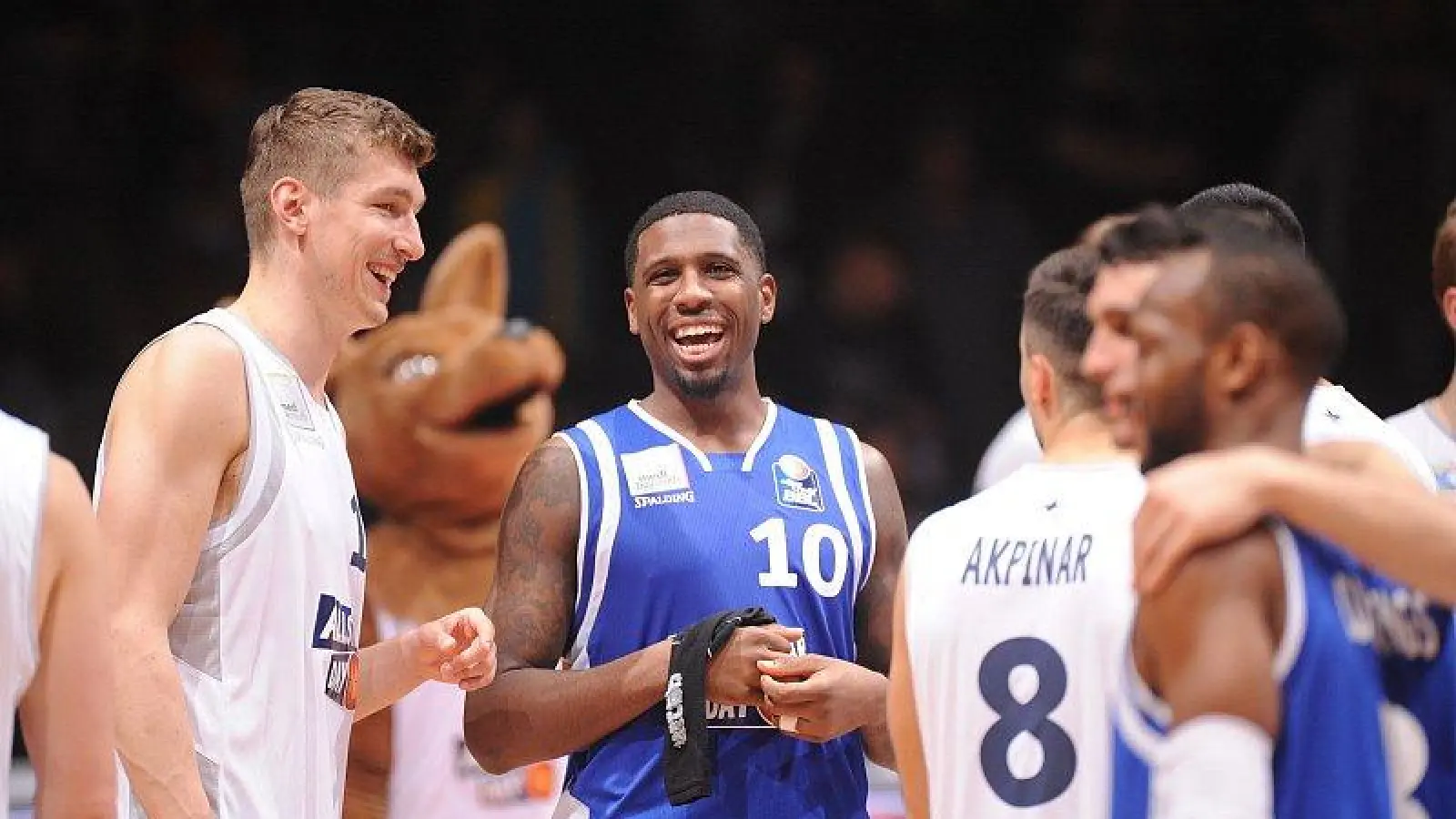 Die beiden medi-Spieler Andi Seiferth und De’Mon Brooks hatten Spaß. Foto: Andi Bär. (Foto: inBayreuth.de)