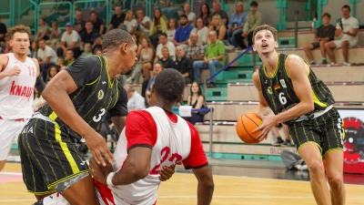 Moritz Plescher (rechts, am Ball) war Topscorer des BBC Bayreuth in der Partie gegen die Würzburg Baskets. (Foto: sd)
