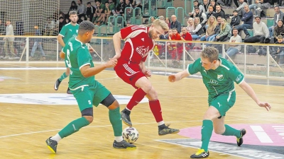 Finale der Herren am 05. Januar 2023: Die Spieler des BSC Saas (rote Trikots) besiegen das Team des TSV Donndorf-Eckersdorf (grüne Trikots). (Foto: Dörfler)