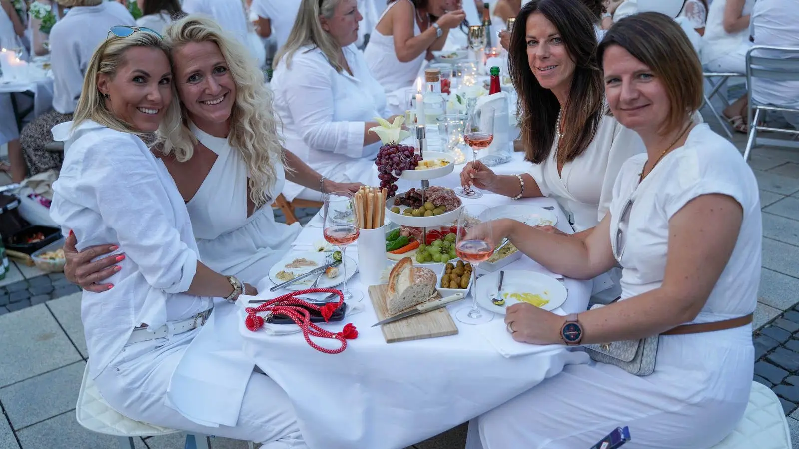 Weiß, weiß, weiß - Diner en Blanc 2023 (Foto: Stefan Dörfler)