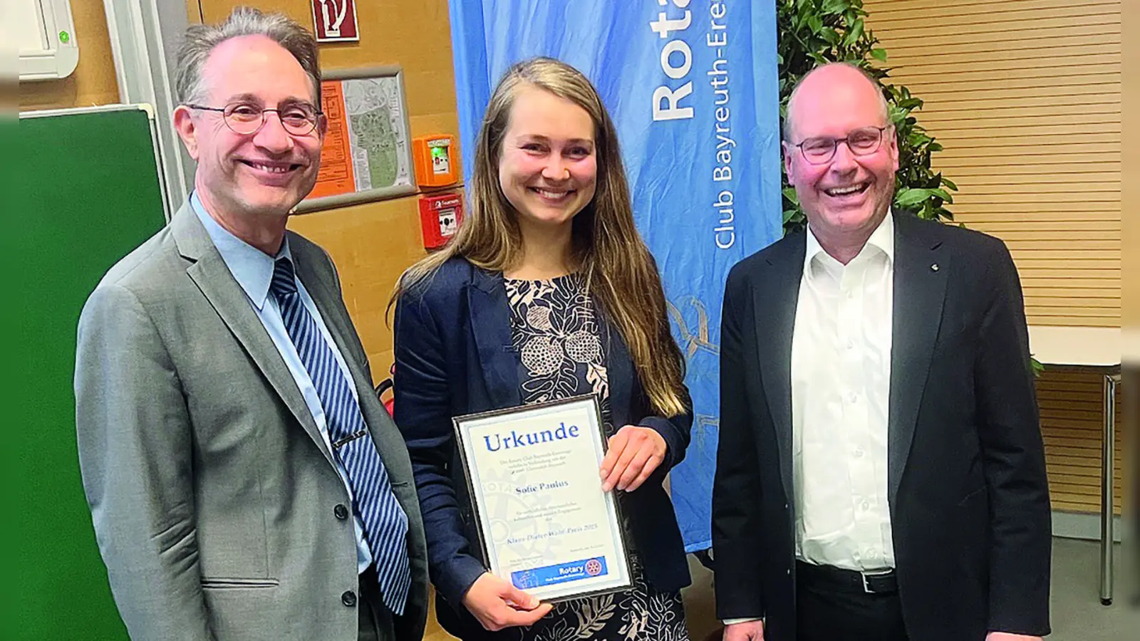 V.l.: Prof. Dr. Ralf Moos, Sofie Paulus, Preisträgerin des Klaus-Dieter-Wolff-Preises 2025, und Prof. Dr. Martin Leschke. 	  (Foto: W. Munzert )