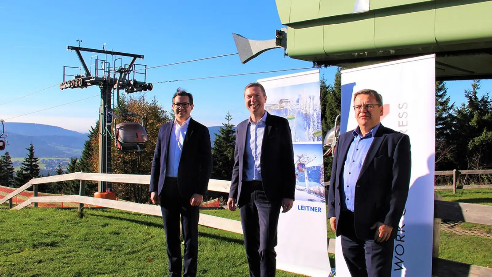 : Gehen die Erneuerung der Ochsenkopf-Seilbahnen gemeinsam an (von links): Michael Teissl, bei Leitner verantwortlich für den Verkauf von Seilförderanlagen, Landrat Florian Wiedemann und Horst Canziani, Technischer Bereichsleiter der Züblin AG für den Bereich Bayreuth. (Foto: red)