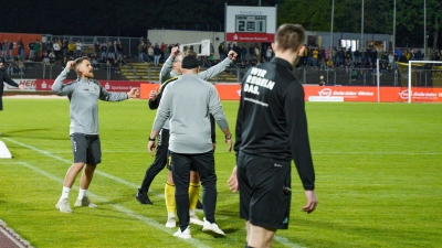 Bereits seit April agierte Sebastian Lattermann (links, beim Jubel nach dem Sieg gegen Eintracht Bamberg) interimsweise als Co-Trainer von Lukas Kling. Jetzt wechselt er offiziell in den Trainerstab des Regionalliga-Teams. (Foto: sd)